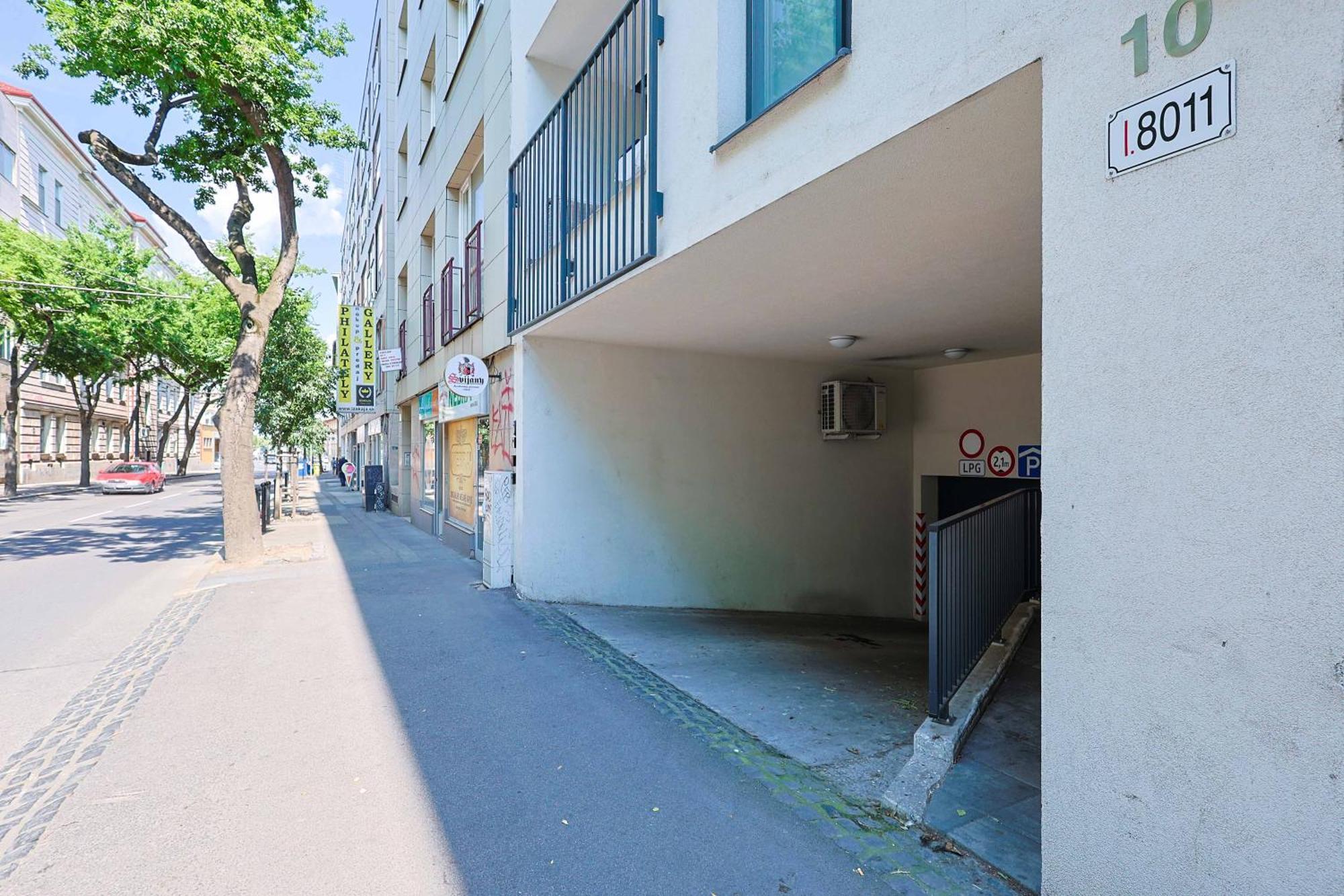 Apartamento Adamick Place In City Centre With Free Parking Bratislava Exterior foto