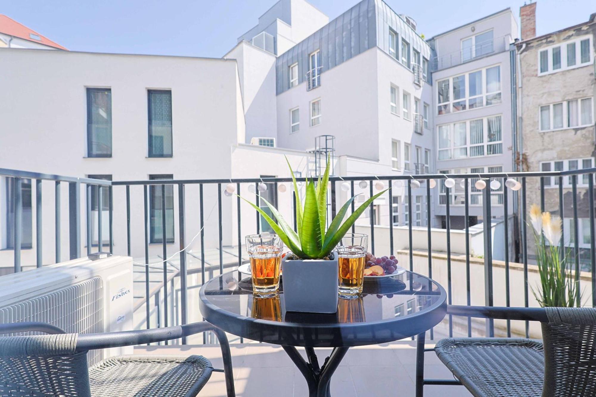 Apartamento Adamick Place In City Centre With Free Parking Bratislava Exterior foto